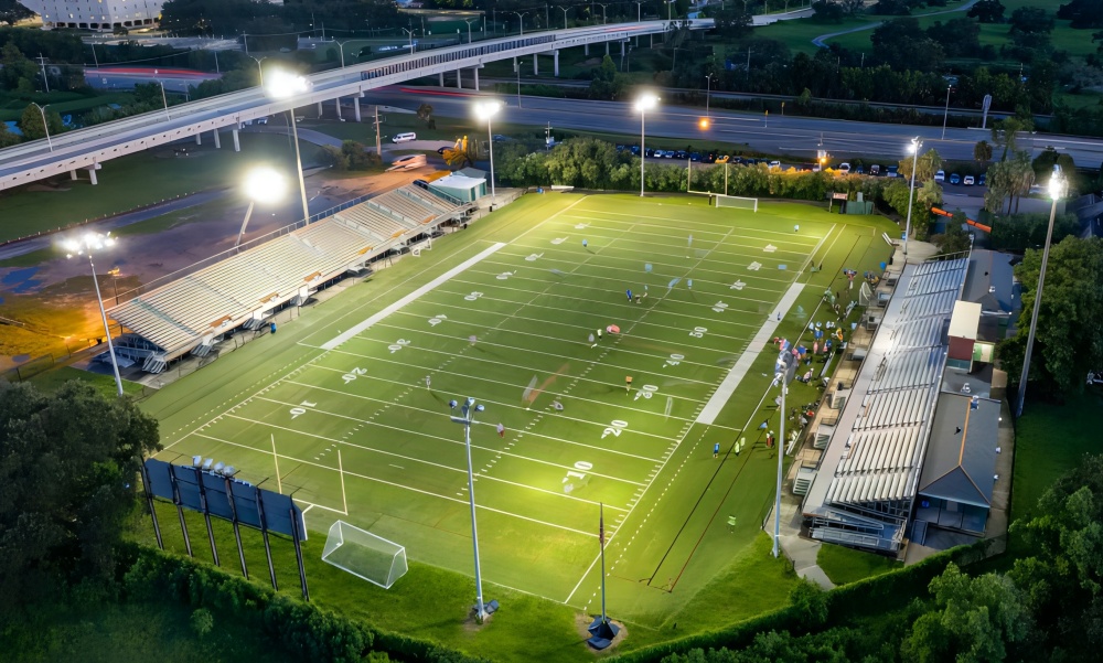 Instalación de proyecto de iluminación LED para campo de fútbol.