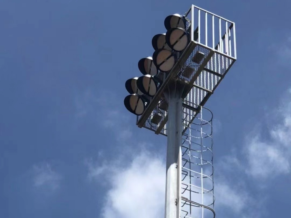 Proyecto de iluminación LED en poste alto.