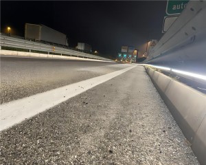 Illuminazione del guardrail autostradale con progetto di luce a LED