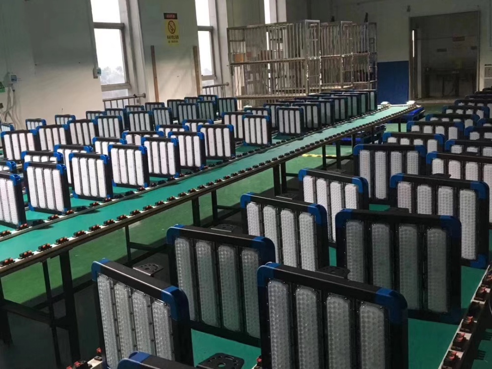 Modular LED flood light production